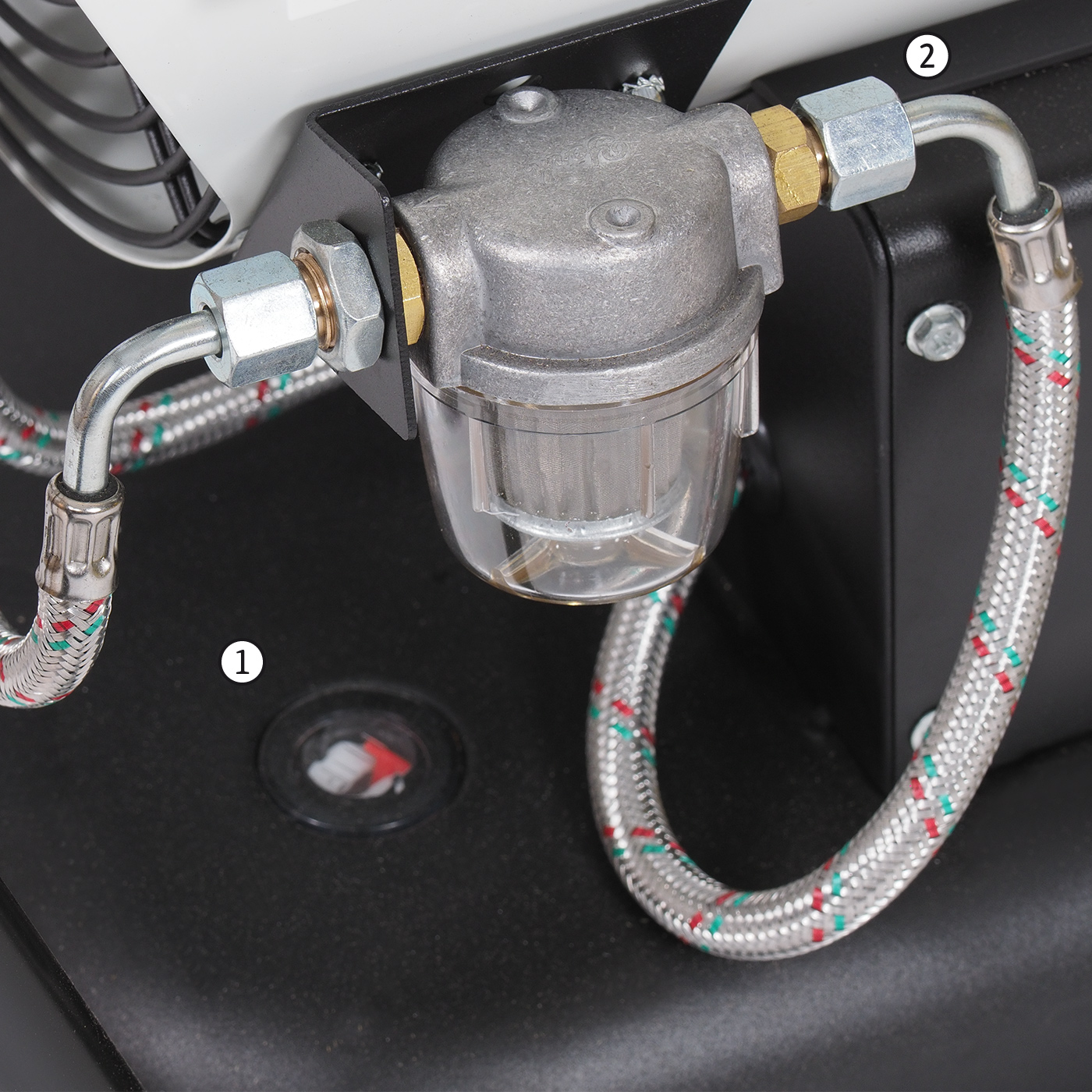 Indikator razine u spremniku i filter goriva izvana
